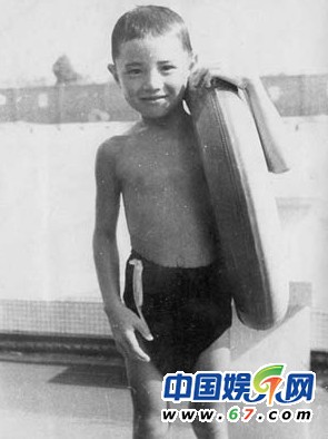 當(dāng)紅名嘴罕見(jiàn)童年萌照曝光 謝娜撒嬌賣(mài)萌歐弟天生性感厚唇