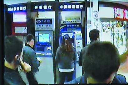 香港中路大型超市發(fā)生團伙盜竊案 3分鐘調包銀行卡