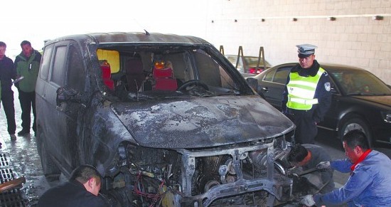 鎮(zhèn)寧立交橋面包車自燃 擁堵一個(gè)半小時(shí)