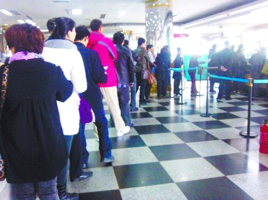 保障房進(jìn)入選房階段 房地產(chǎn)交易中心人滿為患 保障房進(jìn)入選房階段 房地產(chǎn)交易中心人滿為患