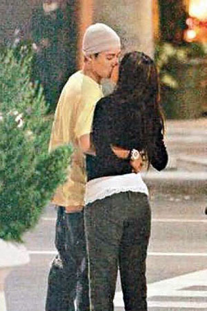 薛凱琪街頭舌戰(zhàn)湯駿業(yè) 明星情不自禁激吻被偷拍