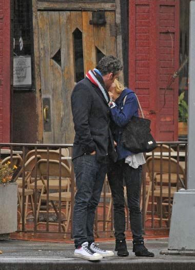 薛凱琪街頭舌戰湯駿業 明星情不自禁激吻被偷拍