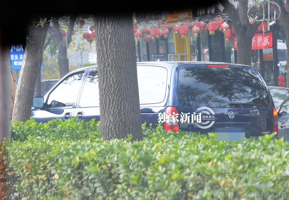 每日追星：王菲戴發箍“賣萌”狂聊手機 董潔婚變人憔悴