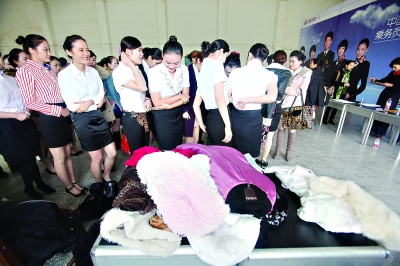 昨日，東航招聘面試環(huán)節(jié)需要穿襯衣短裙參加，應聘的美女們顯得美麗又“凍”人