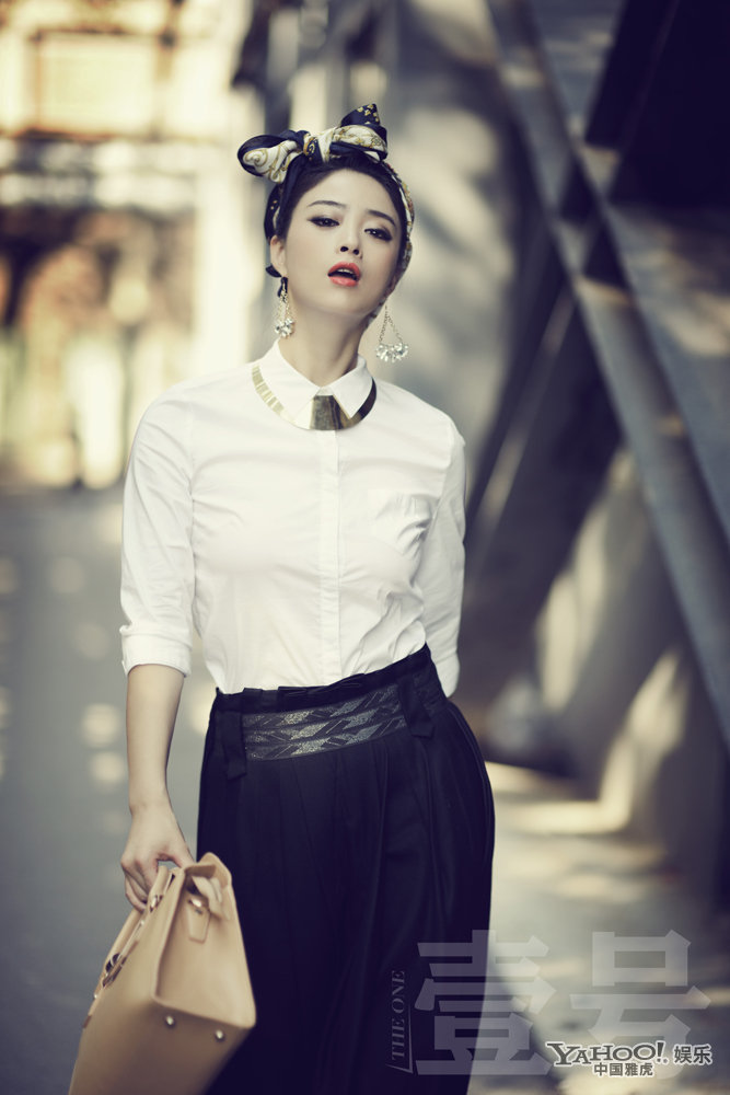 甄嬛傳華妃變摩登女郎 時(shí)尚大片曝光秀光滑美背