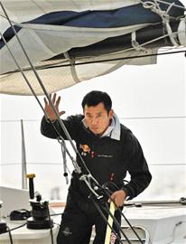 青島人郭川沖擊環球航海極限 妻子磕頭祈福送行