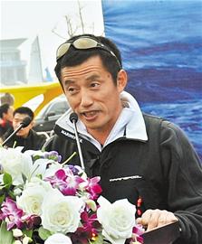 青島人郭川沖擊環球航海極限 妻子磕頭祈福送行 青島人郭川沖擊環球航海極限 妻子磕頭祈福送行