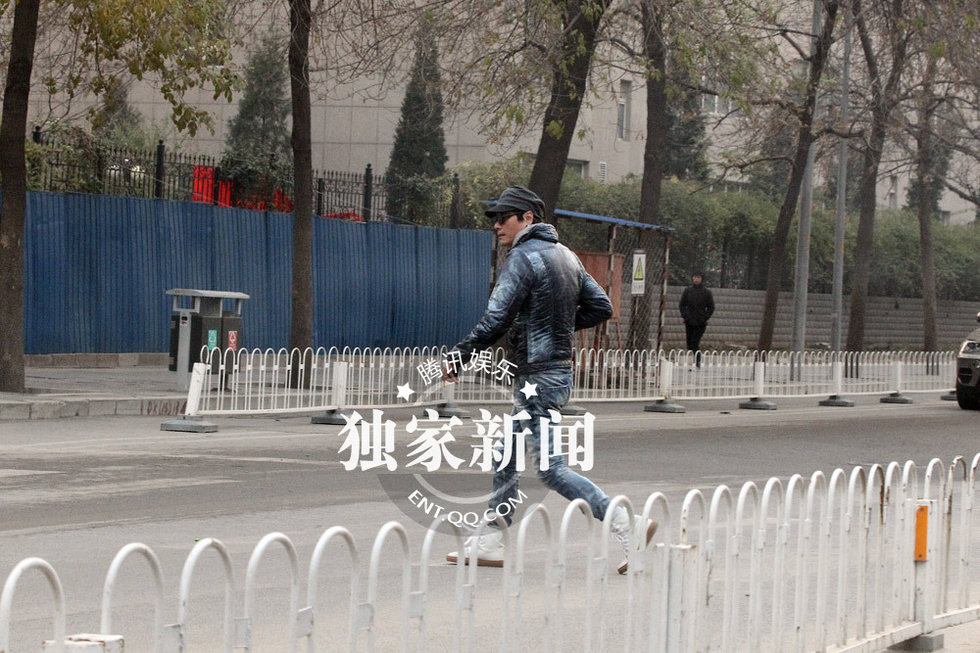 蘇巖孕后首現身羅嘉良陪同