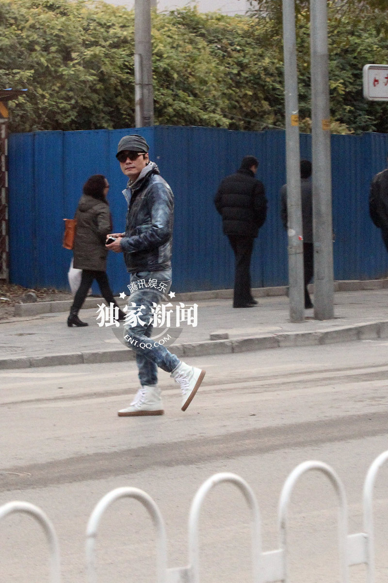 蘇巖孕后首現身羅嘉良陪同