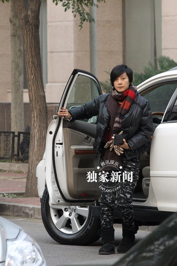 蘇巖孕后首現身羅嘉良陪同