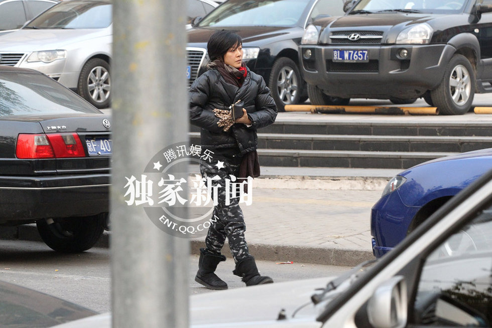 蘇巖孕后首現身羅嘉良陪同