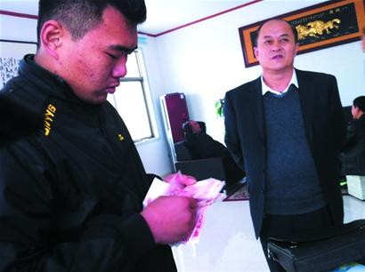 青島5工人為薪瘋狂組團(tuán)上演跳樓秀 爬10樓撒酒瘋 青島5工人為薪瘋狂組團(tuán)上演跳樓秀 爬10樓撒酒瘋