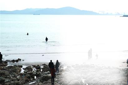 青島棧橋好人跨欄跳海拽回輕生女 救人十余次成棧橋名人 青島棧橋好人跨欄跳海拽回輕生女 救人十余次成棧橋名人