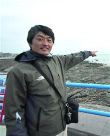 青島棧橋好人跨欄跳海拽回輕生女 救人十余次成棧橋名人 青島棧橋好人跨欄跳海拽回輕生女 救人十余次成棧橋名人