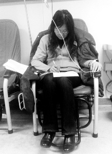 在醫院輸液堅持改作業的照片 在醫院輸液堅持改作業的照片