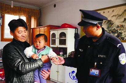 青島男嬰被棄寒夜瑟瑟發抖臉凍青 路人稱愿當爸