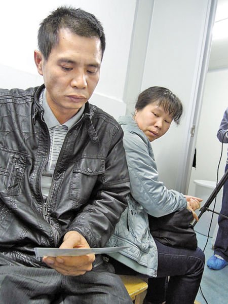 看著女兒的照片,吳文瑞夫婦悲從中來。