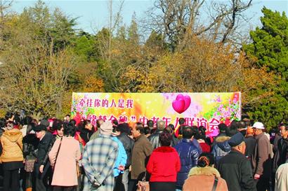 中老年相親會(huì)場(chǎng)面火爆