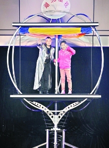 魔術師李寧帶著小女孩重返黃鶴樓 記者劉洪洋攝