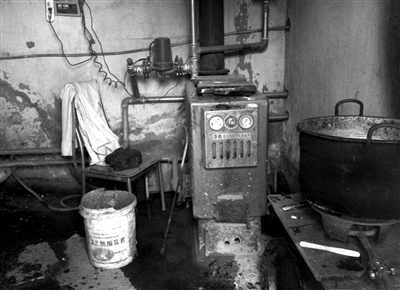 11月15日，通州區(qū)宋莊鎮(zhèn)小堡西街133號(hào)，精佳藝義齒加工中心，生產(chǎn)間內(nèi)污穢臟亂。