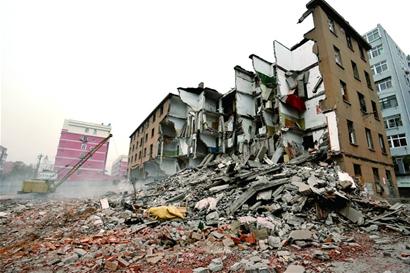 青島主城區(qū)首片危舊房改造動(dòng)工 撫順路樓拆除 青島主城區(qū)首片危舊房改造動(dòng)工 撫順路樓拆除