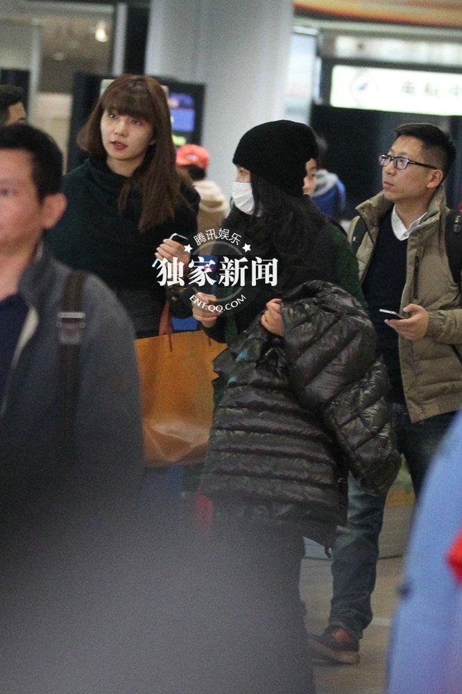 李冰冰豪車隊(duì)接機(jī)排場(chǎng)大 美女助理驚艷亮相似Ella