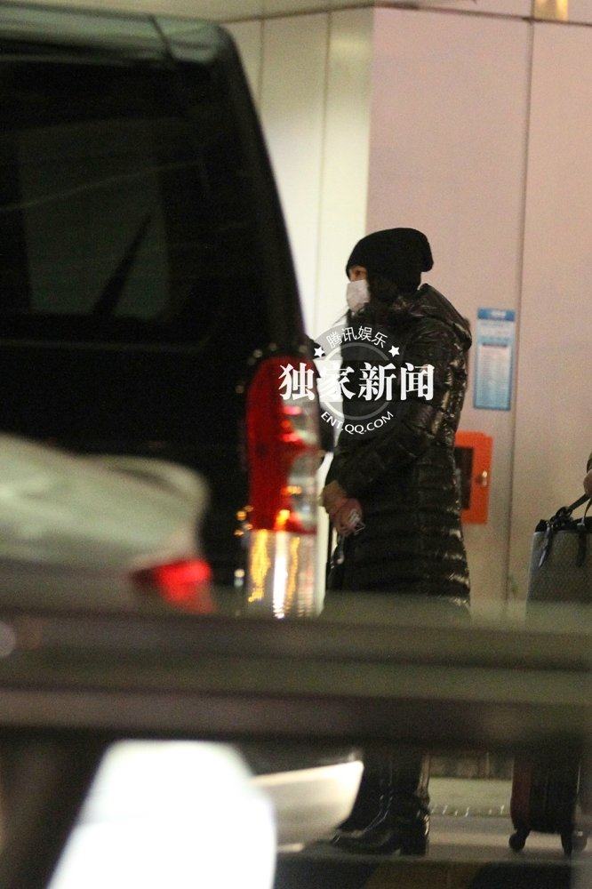 李冰冰豪車隊接機排場大 美女助理驚艷亮相似Ella