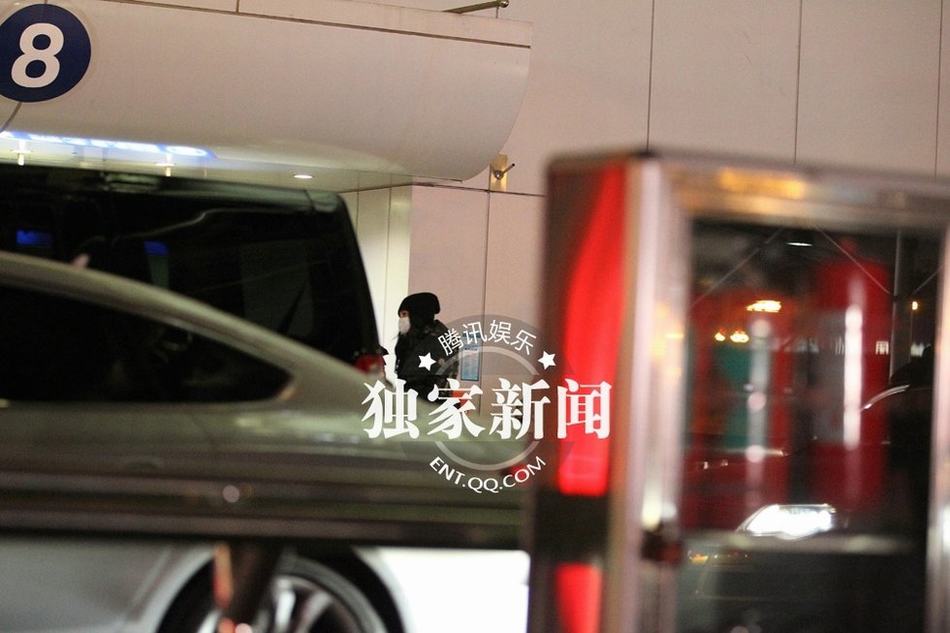 李冰冰豪車隊接機排場大 美女助理驚艷亮相似Ella