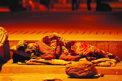 救助青島流浪人 一起過暖冬:8旬老太寒風中乞討