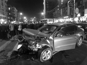 事發(fā)現(xiàn)場(chǎng),車子被撞得損壞嚴(yán)重 通訊員供圖