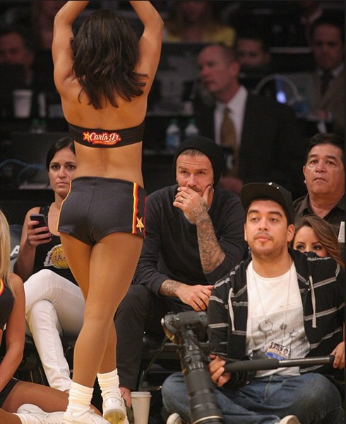 貝克漢姆現身NBA賽場 雙眼緊盯舞女酥胸