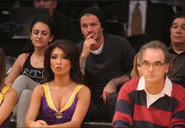 貝克漢姆現身NBA賽場 雙眼緊盯舞女酥胸