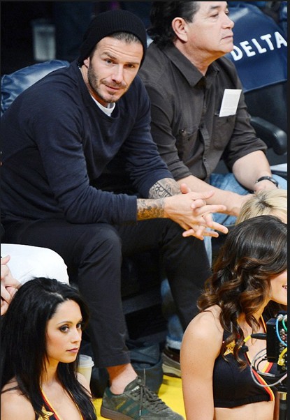 貝克漢姆現身NBA賽場 雙眼緊盯舞女酥胸