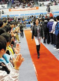 高中班主任走紅毯HOLD住全場(chǎng) 高中班主任走紅毯HOLD住全場(chǎng)