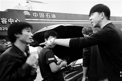 10月4日,洗車行領(lǐng)班(圖右)斥責(zé)智障工吳發(fā)兵的哥哥吳劍兵。