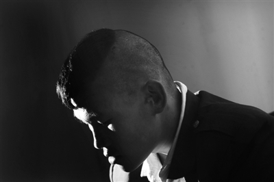 10月4日,智障工人吳發(fā)兵在出租屋內(nèi)講述遇騙被打的遭遇。