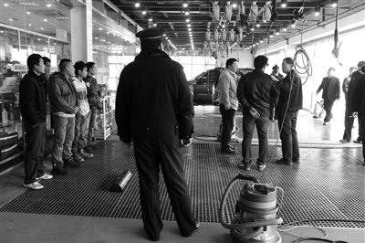 11月21日,警方突查洗車行,控制涉嫌毆打智障工的洗車行領(lǐng)班。