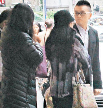 有男子相伴的章子怡，發現記者鏡頭，立刻轉身回避。