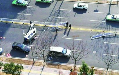 奧迪狠頂面包致其連翻筋斗 不停車加速逃逸 奧迪狠頂面包致其連翻筋斗 不停車加速逃逸