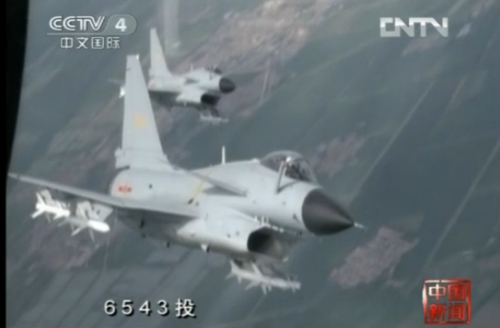 中國首批殲擊機女飛駕殲10執行空地打擊任務