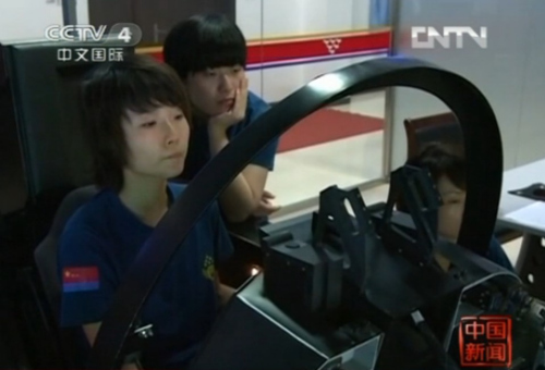 中國首批殲擊機女飛駕殲10執行空地打擊任務