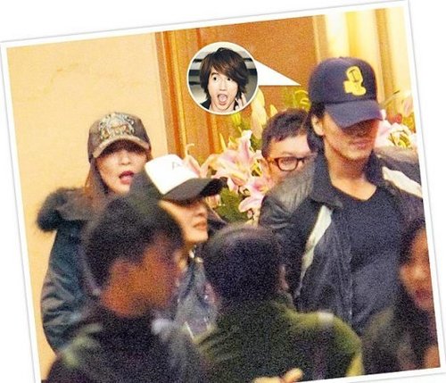 言承旭（右）離開陳思璇(微博)（左）的生日趴，明顯喝茫腳步不穩需人引路。