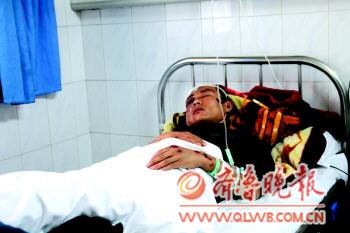 面包車上的一名傷者正在接受治療。