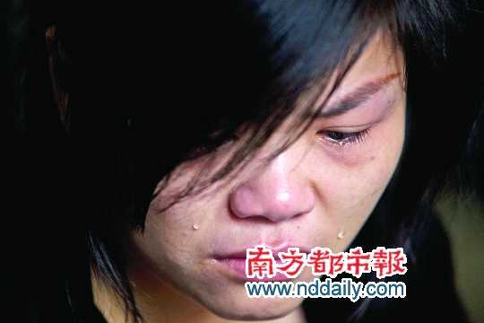  在講述姐姐生前事時，譚小勤的妹妹淚流滿面。