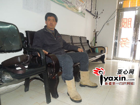 圖說(shuō)：12月10日，賈國(guó)強(qiáng)在沙灣縣法律援助中心等待去交涉執(zhí)行案款。