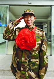 孤兒參軍“媽媽”們送行 孤兒參軍“媽媽”們送行