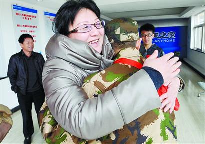 孤兒參軍“媽媽”們送行 孤兒參軍“媽媽”們送行