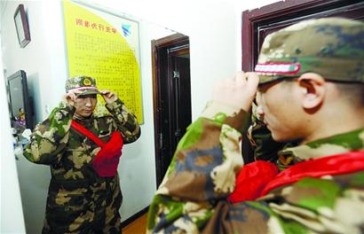 孤兒參軍“媽媽”們送行 孤兒參軍“媽媽”們送行