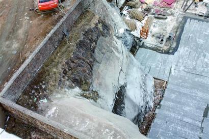 人造懸崖困住“戀家”小狗 人造懸崖困住“戀家”小狗