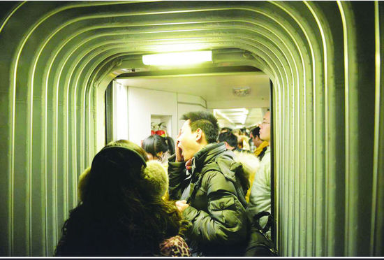 越野車抄近路穿越鐵路與動車相撞 越野車抄近路穿越鐵路與動車相撞